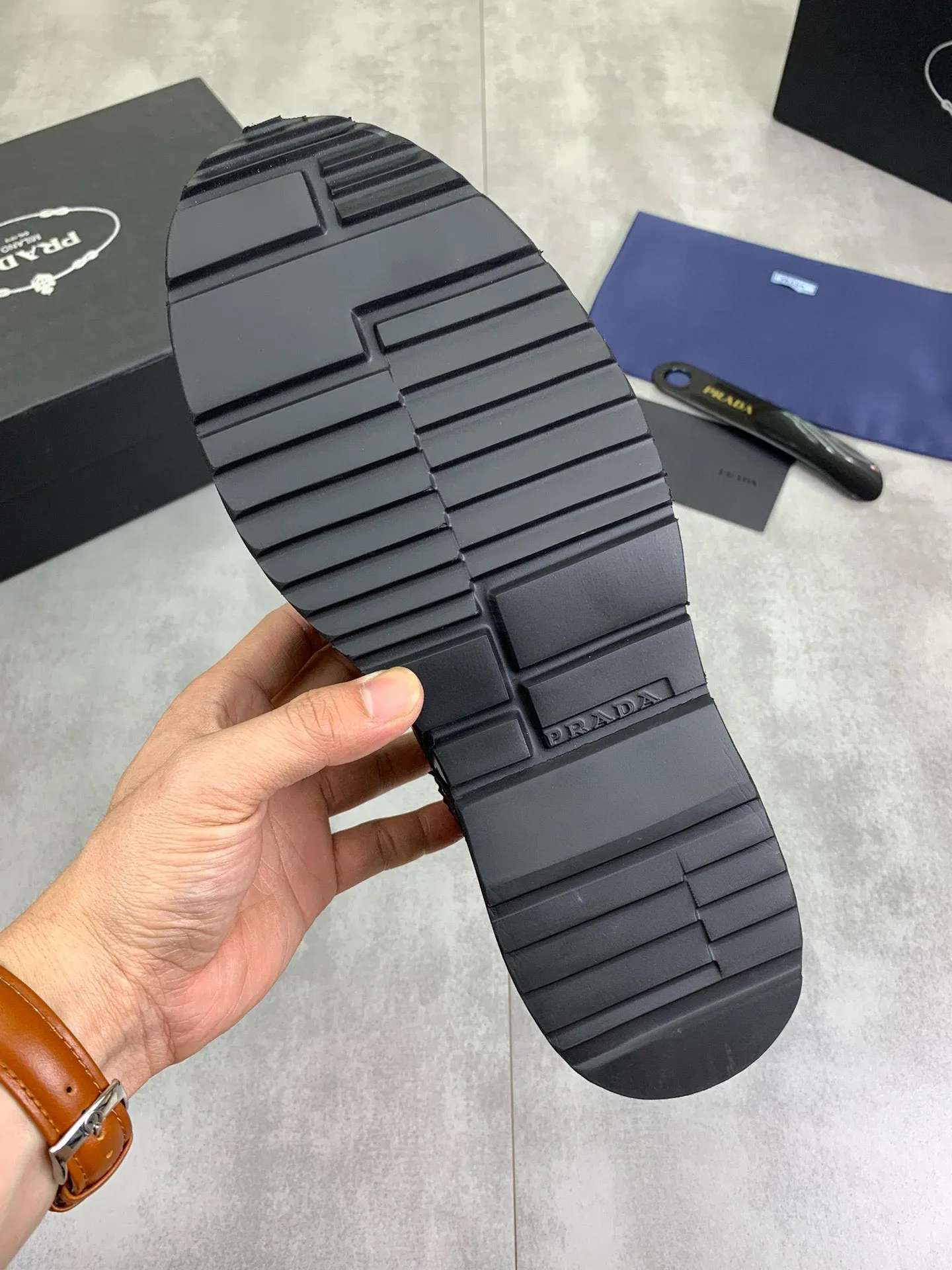 Factory price P880 💰Original quality, top version🔱 ＰＲＡＤＡPrada. Men's business casual leather shoes, top quality products. 1:1 shipment⬆️Luxurious and noble👞All imported original brand fabrics, just to create a more comfortable wearing experience. Upper: Original comfortable open edge bead-rubbed calf leather➕Top imported water-dyed full cow lining, original lightweight and comfortable TPU foam combination bottom✔️Code number: 39-44 (38.45 can be customized)